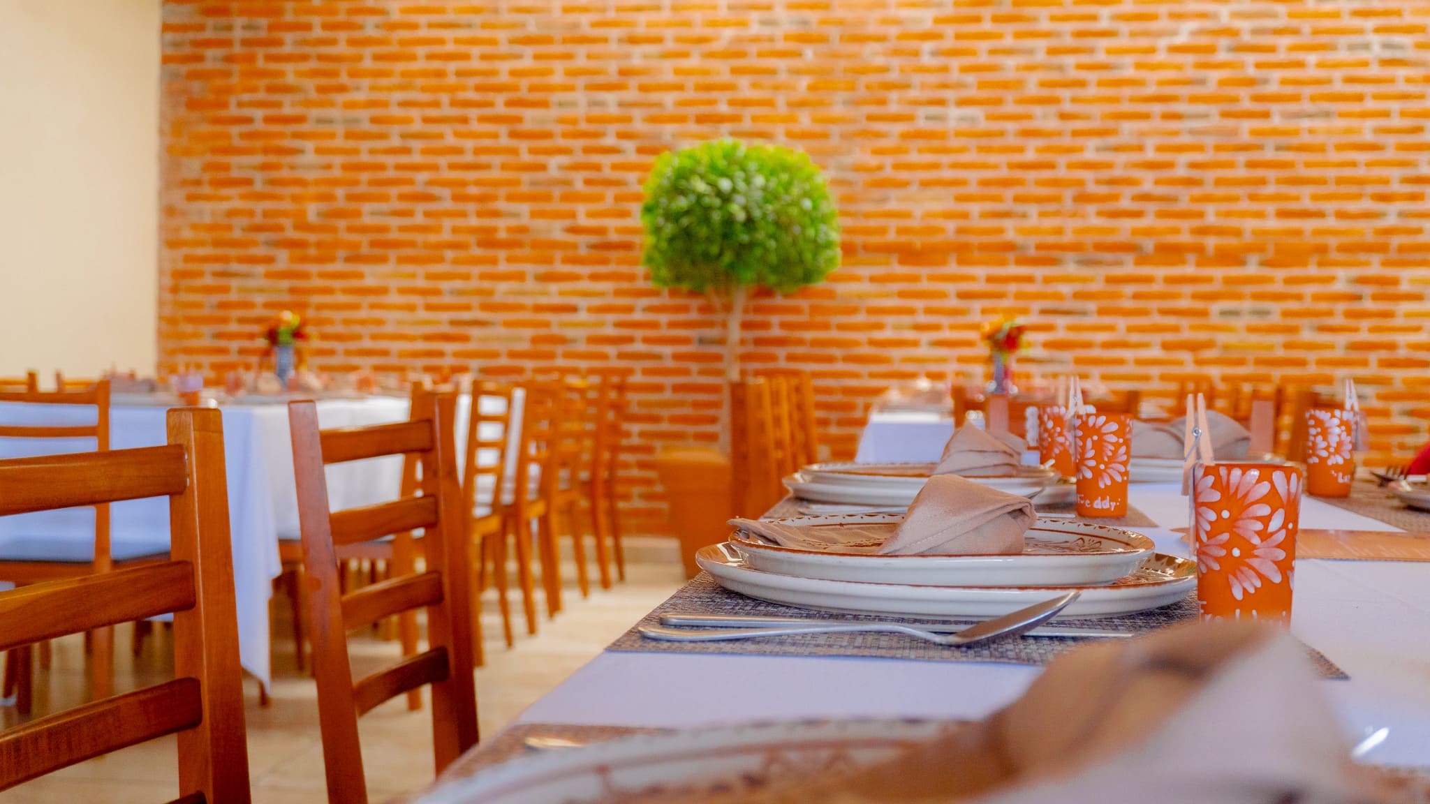 Salón Rústico con Pared de Ladrillo