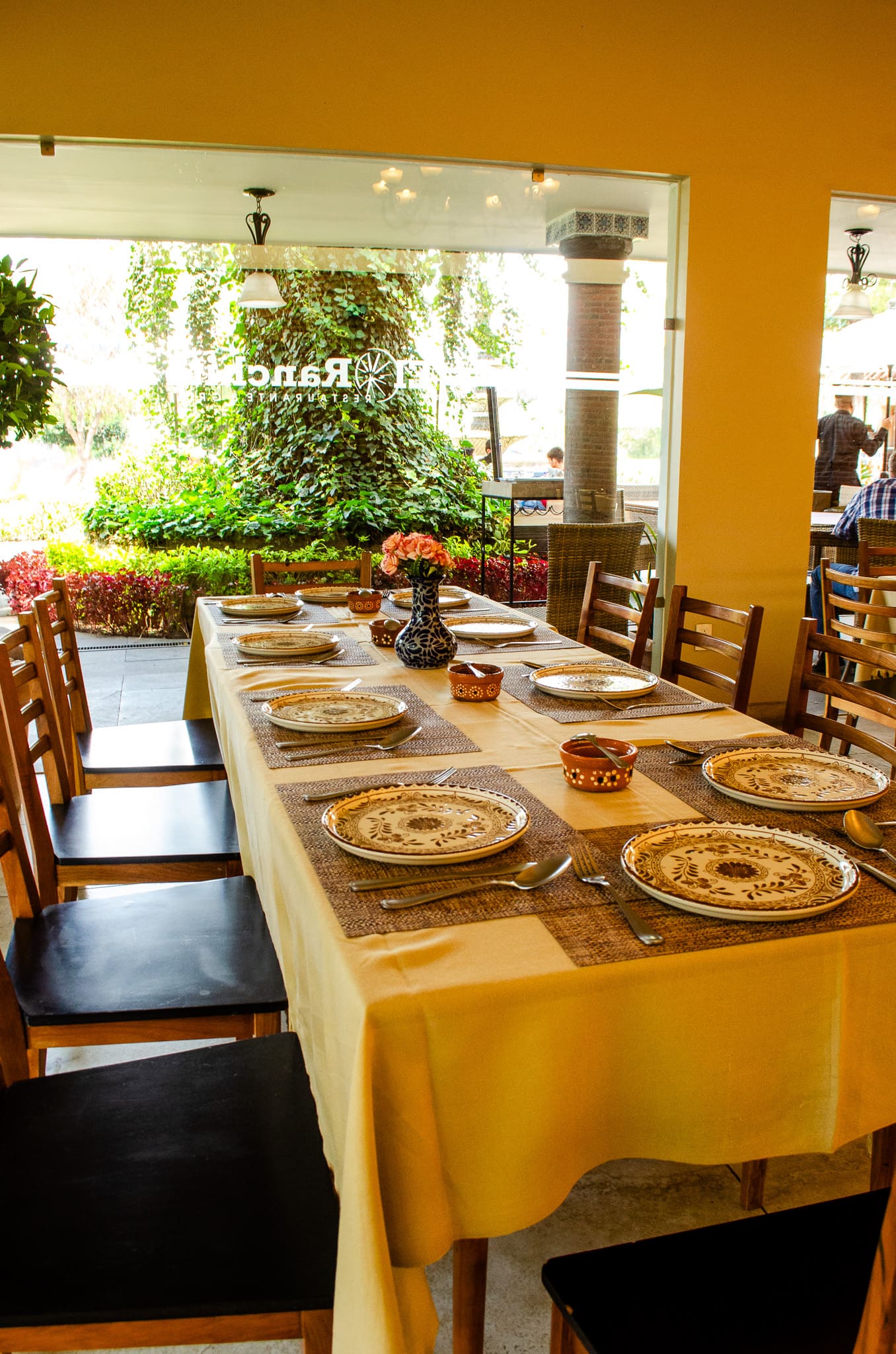 Mesa con Vista al Jardín